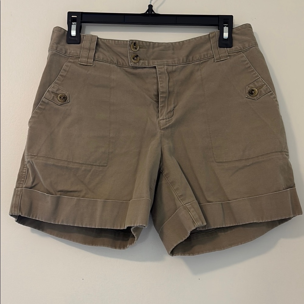 Vintage Banana Republic Women's Classic Cuffed Shorts in Khaki